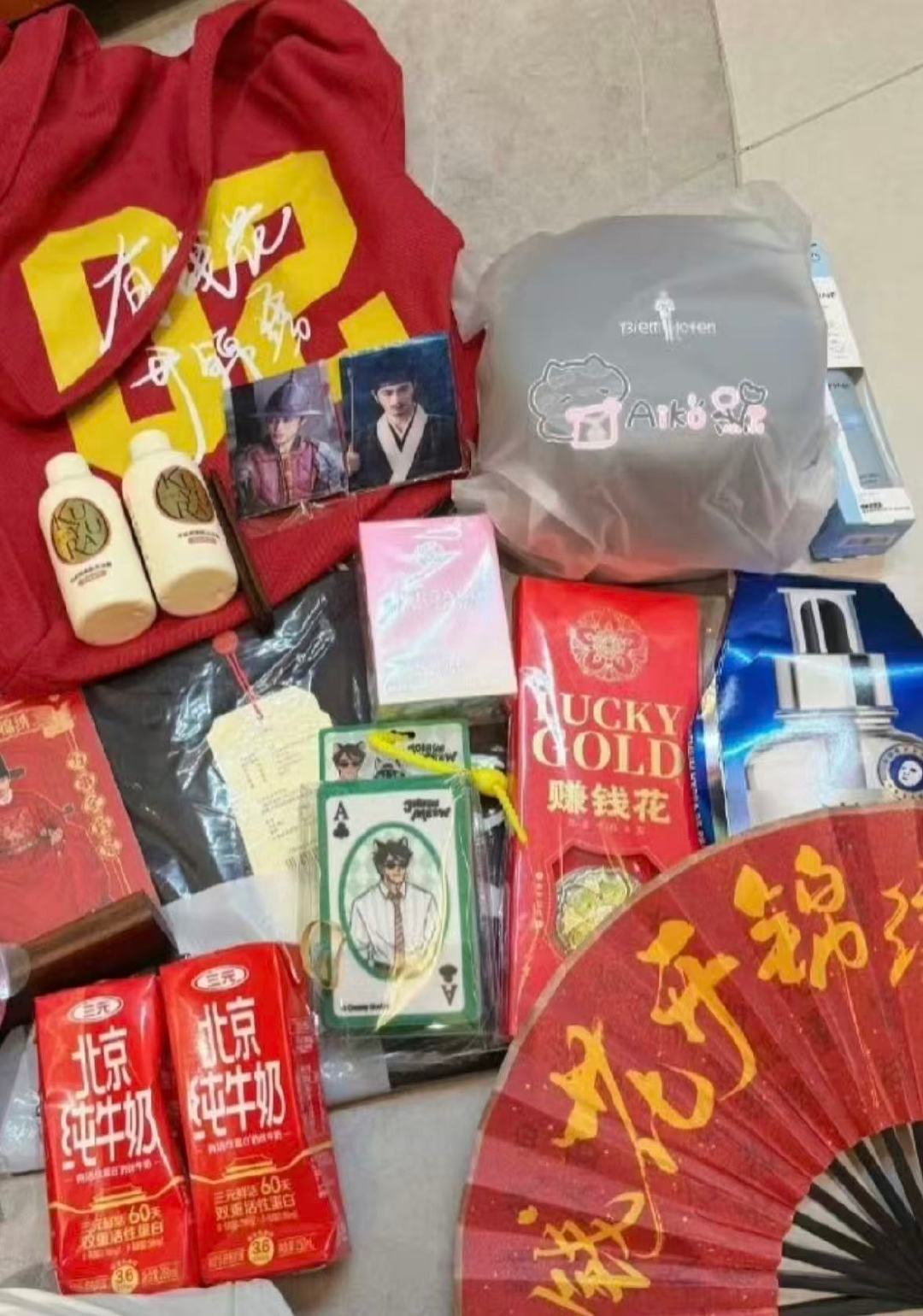 丁禹兮送了范思哲香水正装丁禹兮邓恩熙追剧团伴手礼好大方 