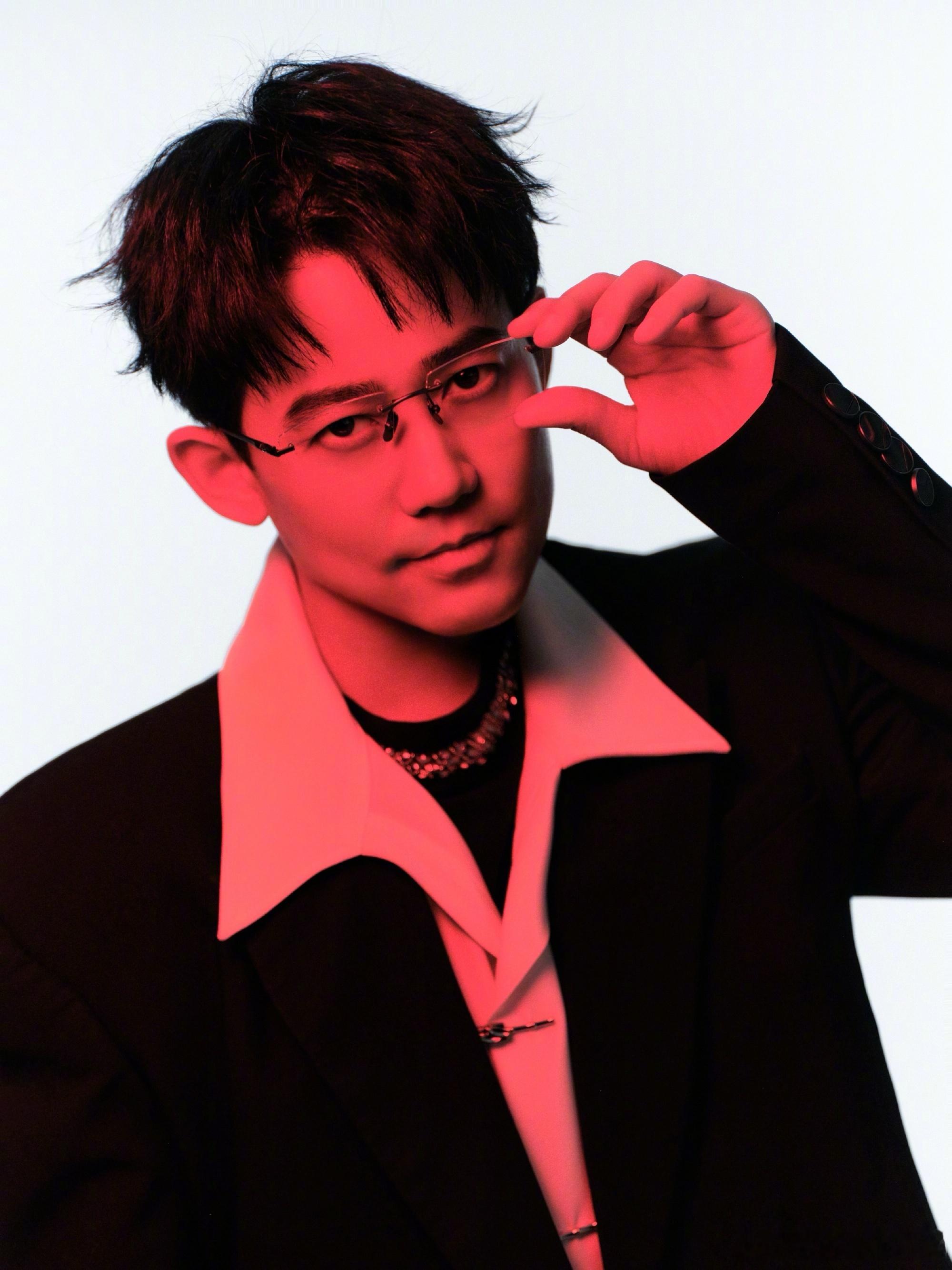 苏醒  我觉得代言眼镜or墨镜也是非常适合的 