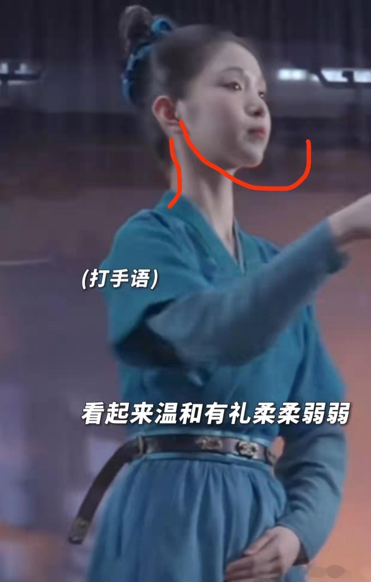 为啥会觉得小姑娘的脸庞看起来特别顺眼，想知道吗？因为她们的下颌线明显，脖子修长