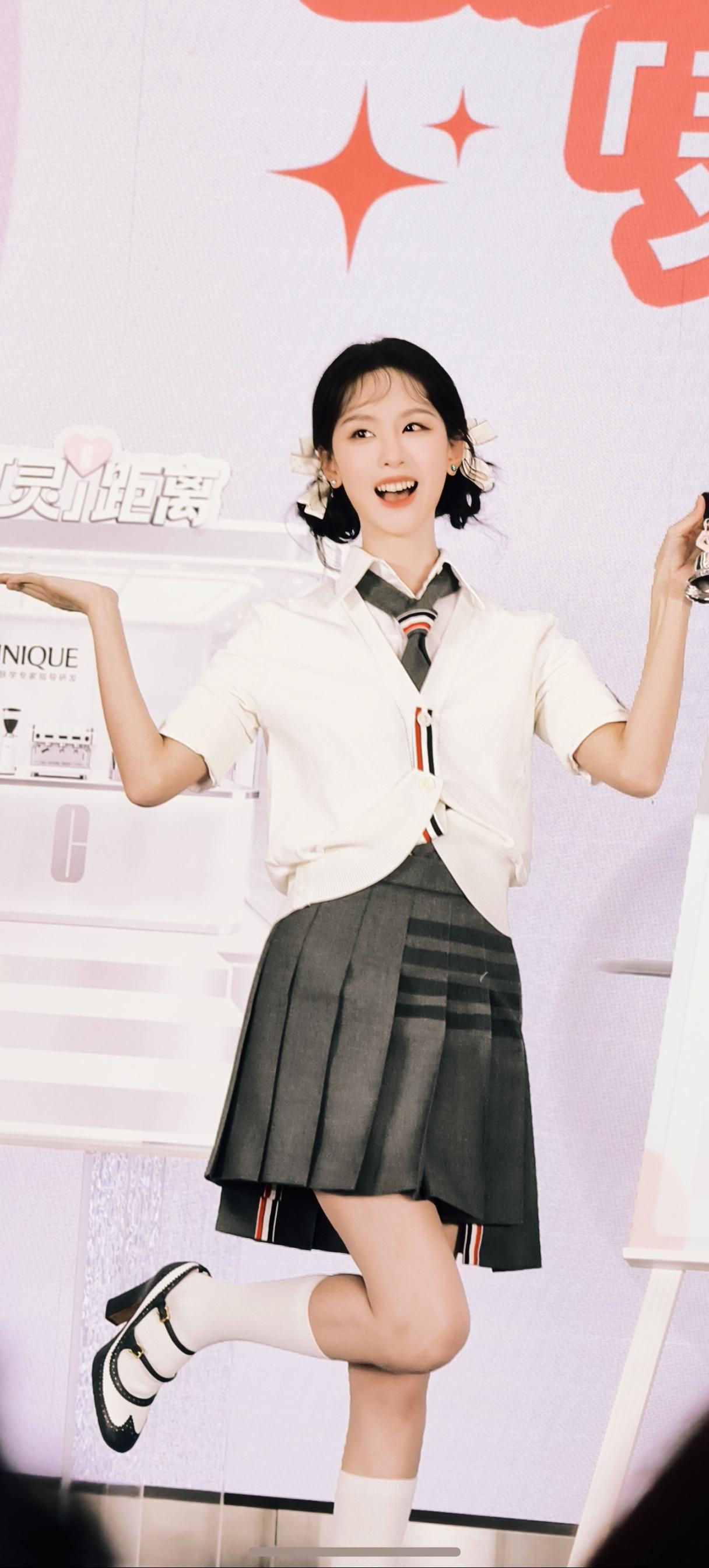 最绝的是“生图抗打”，红毯怼脸拍都不带虚的，网友说“她长得像我手机里的壁纸，越看