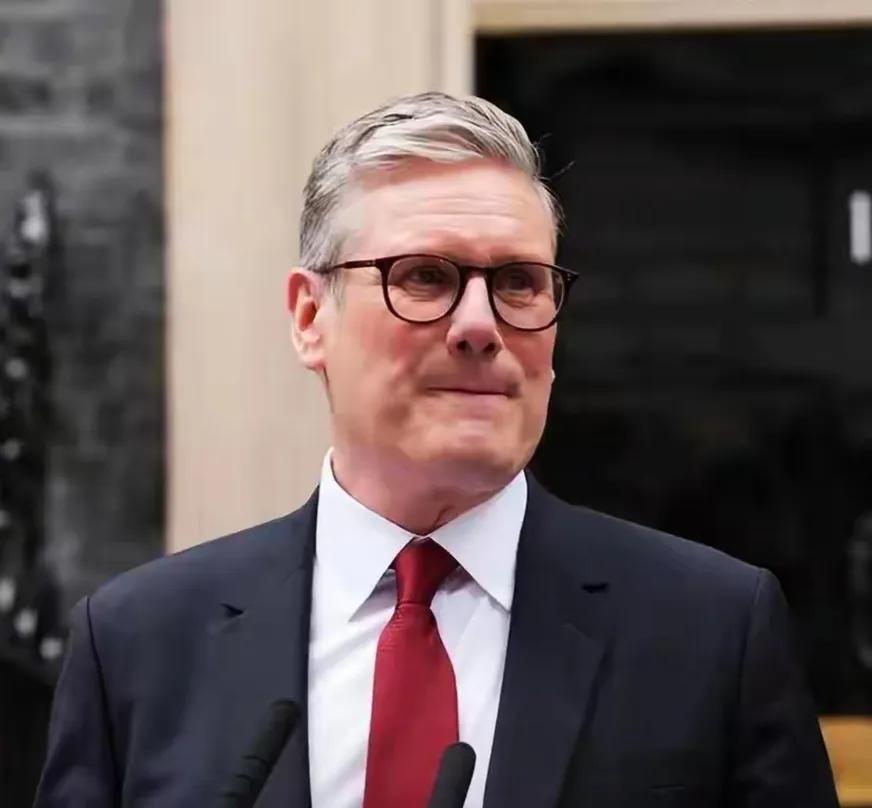 英国人又翻脸了？英国首相斯塔默访华的余温还未散尽，双方签署的合作意向笔墨尚未干透