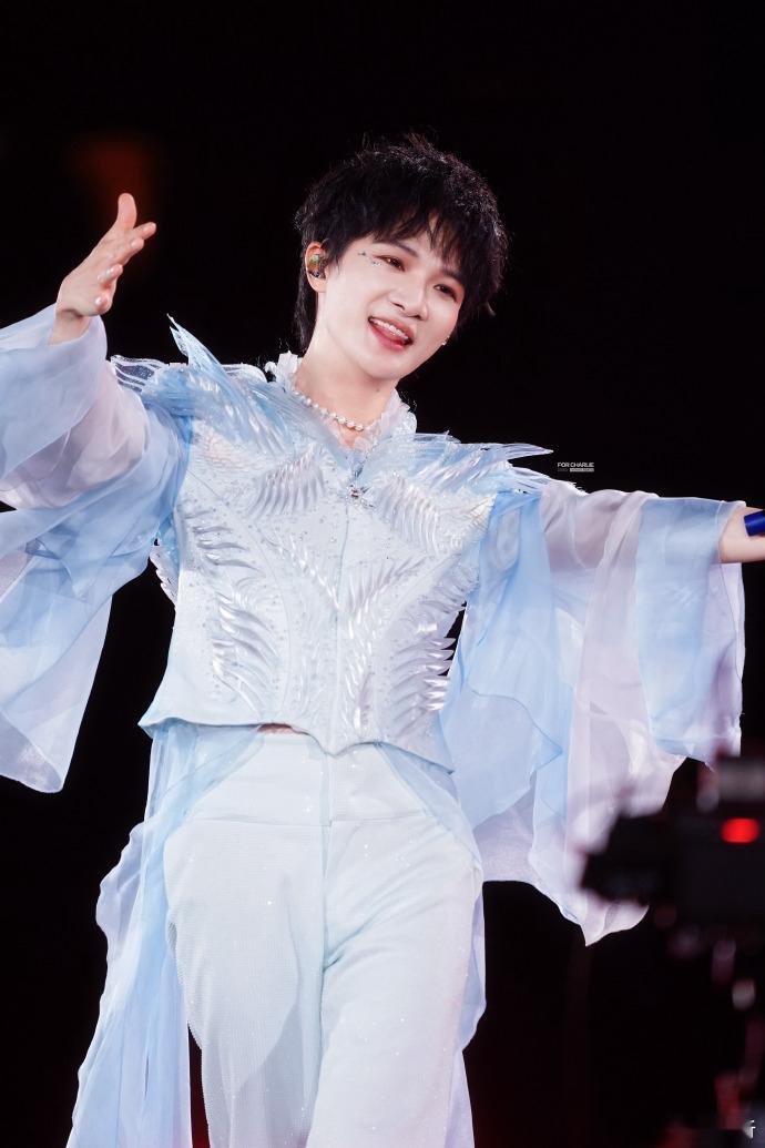 周深沈阳演唱会像小雪花沈阳公安背周深歌词祝12周年快乐 柔光下的白衣少年，温柔到
