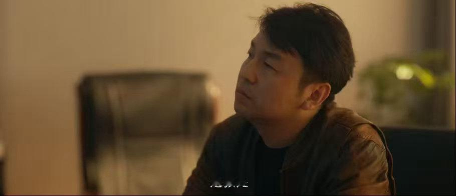 紫金陈的新严良是雷佳音低智商犯罪严良系列首次走向轻喜风格，雷佳音精准拿捏慵懒神探