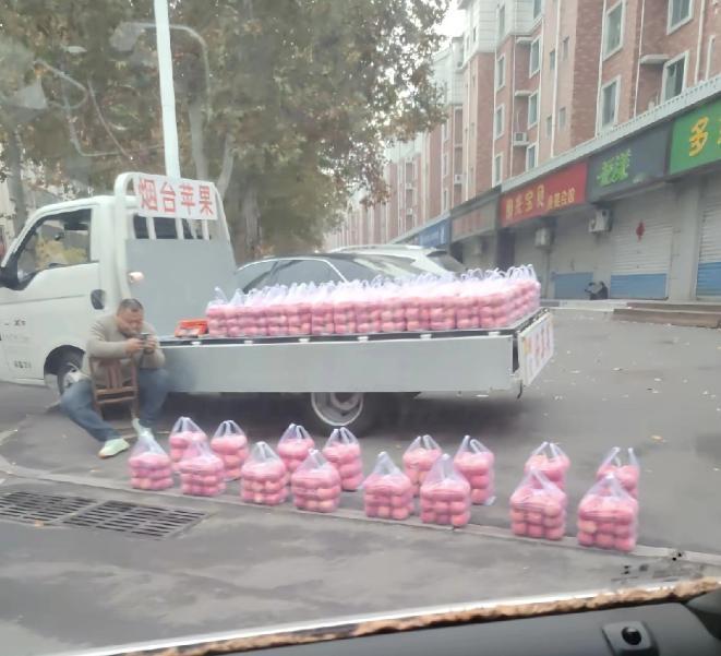 近日，山东，街头一位卖苹果的大哥火了！不是因为苹果多便宜，而是他摆的苹果摊，整齐