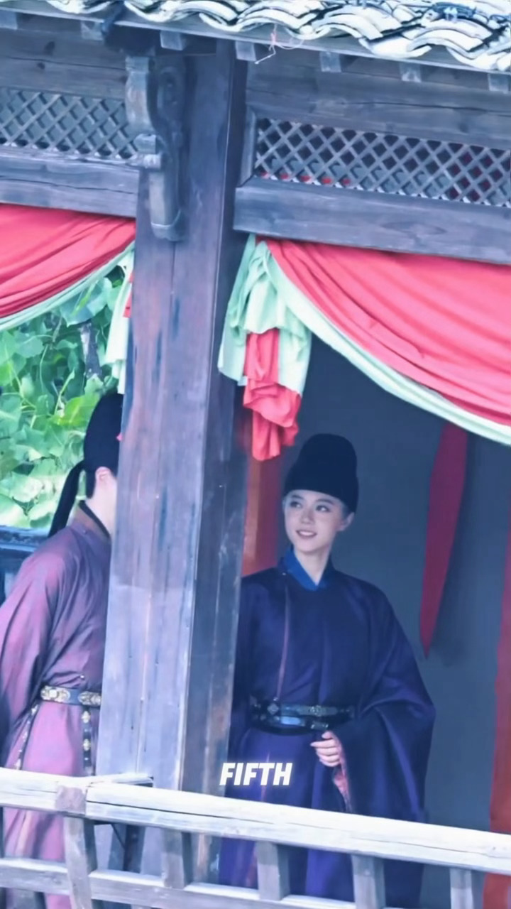 哎哟这个楚听雨今天是女扮男装哇这个紫衣白发小郎君～这才是真正的今麦郎哈哈哈哈哈哈