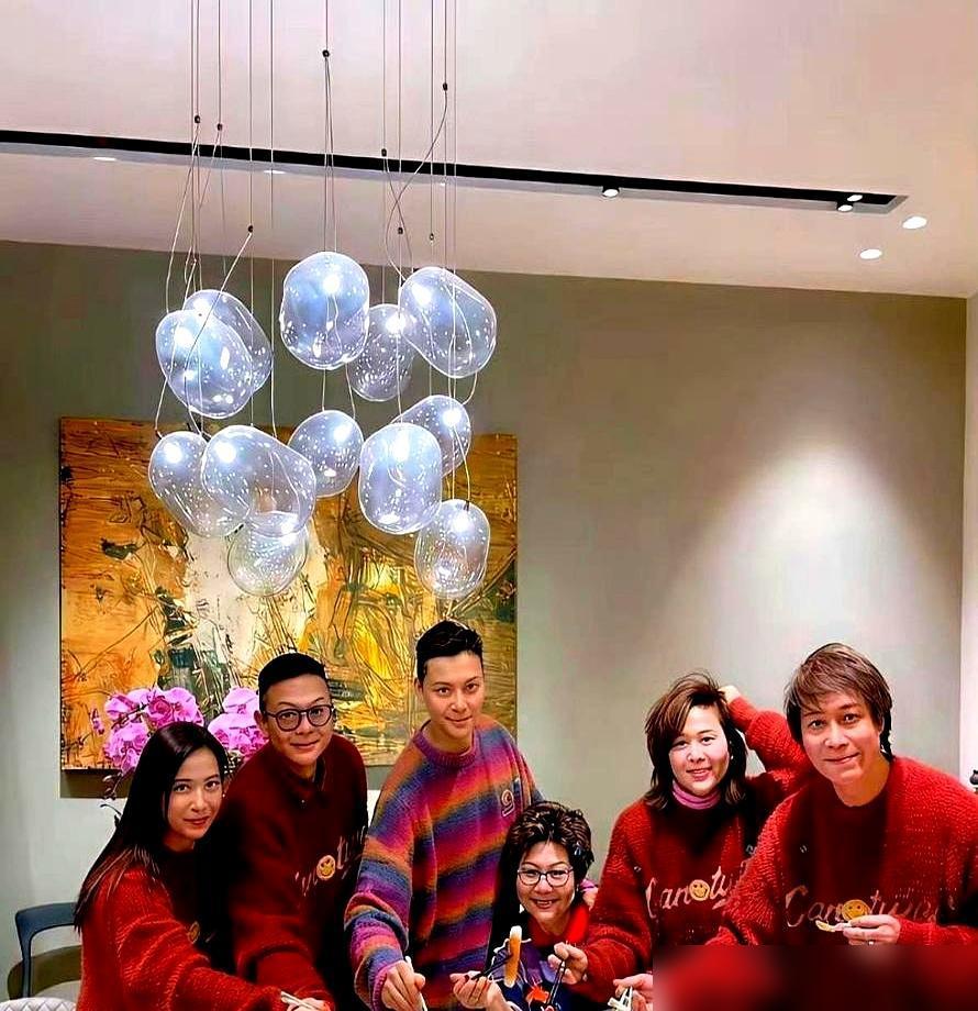 陈伟霆这瓜，一闷棍敲下来，把多少号称“无所不知”的狗仔，扇了个稀碎。就离谱。
 