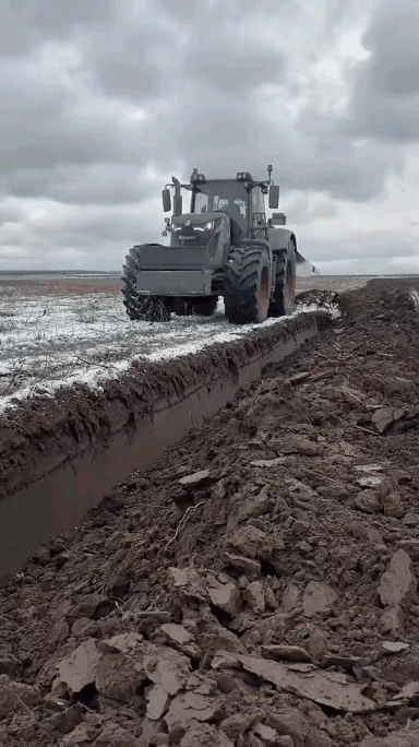 了解一下单犁深翻

深翻加一寸，按照农民的说法等于撒层粪！

深翻可以把害虫从土