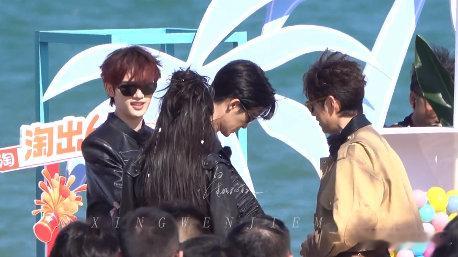 何炅问檀健次孟子义丁程鑫内搭穿了啥 何老师也太八卦了吧，居然主动问檀健次孟子义丁