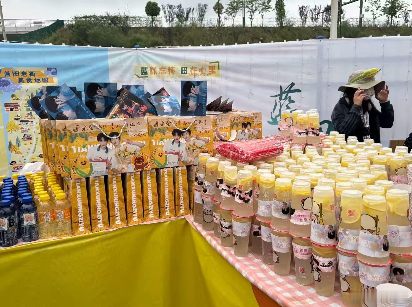 今晚梓渝 泸州银河左岸音乐节，现场好多栩你渝生cpf的物资应援。梓渝音乐节舞台照