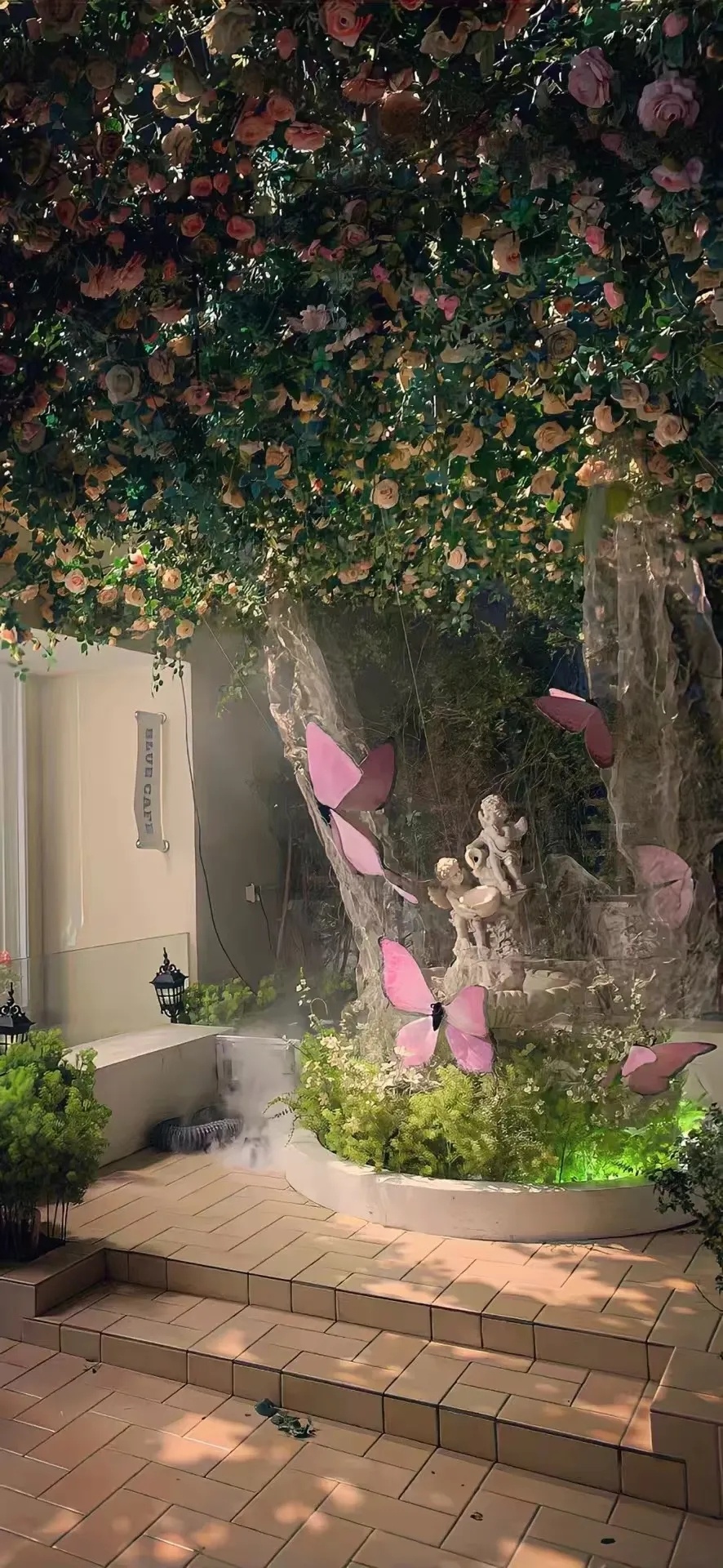 与其互为人间，不如自成宇宙，自在且丰盈 