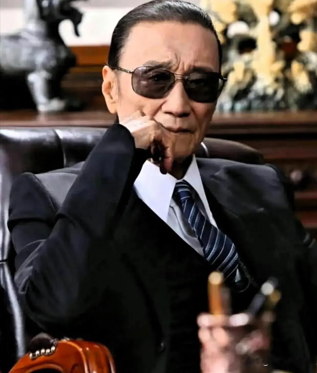 港媒今天有报道说，一代红星“四哥”谢贤离世，享年89岁。随后谢霆锋发文悼念，把消