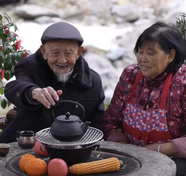 噩耗！千万粉丝网红“川味盐太婆”漆爷爷去世！奶奶隔空对话感人
近期，网红“大川画