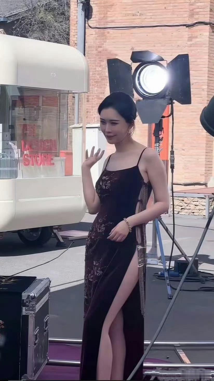 第一次见这种全开的旗袍，这老王怕是受不了。 ​​​