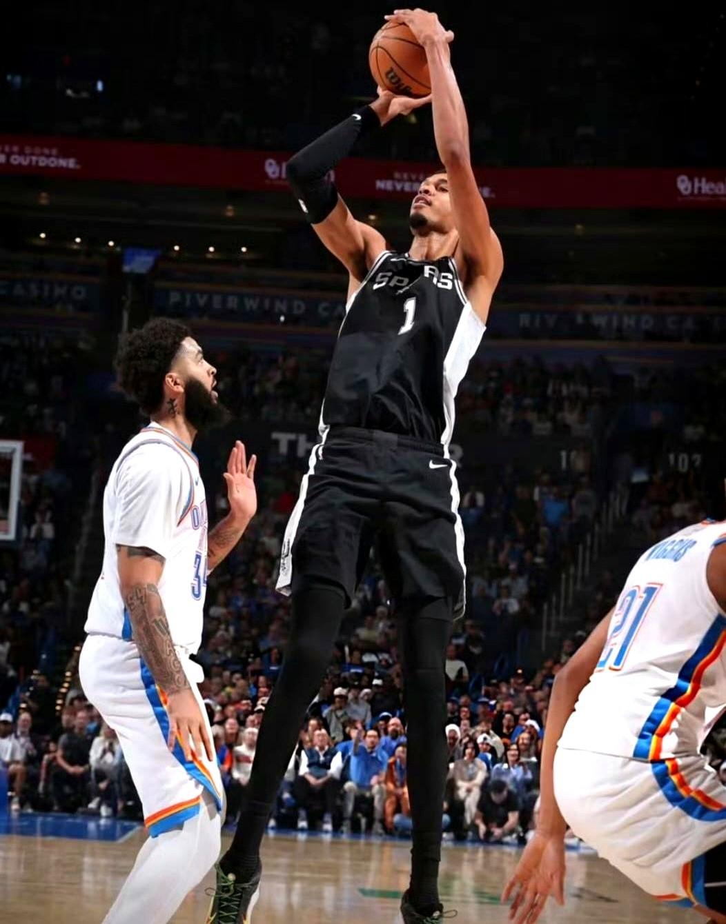 卫冕冠军雷霆，怎么就被三杀了？

圣诞大战，马刺客场117-102又把雷霆给办了