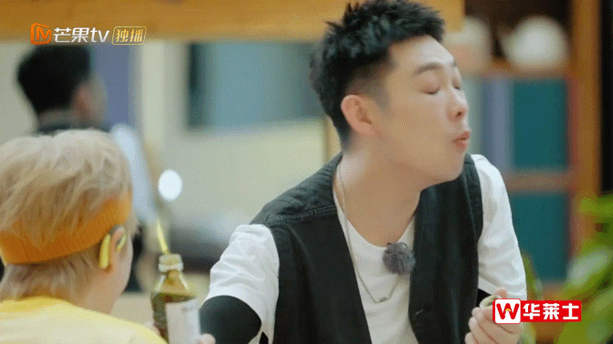 #老舅送礼把厚米团臭出痛苦面具#隔着屏幕都能感受到这个臭味儿了，一开盖那个酸爽直