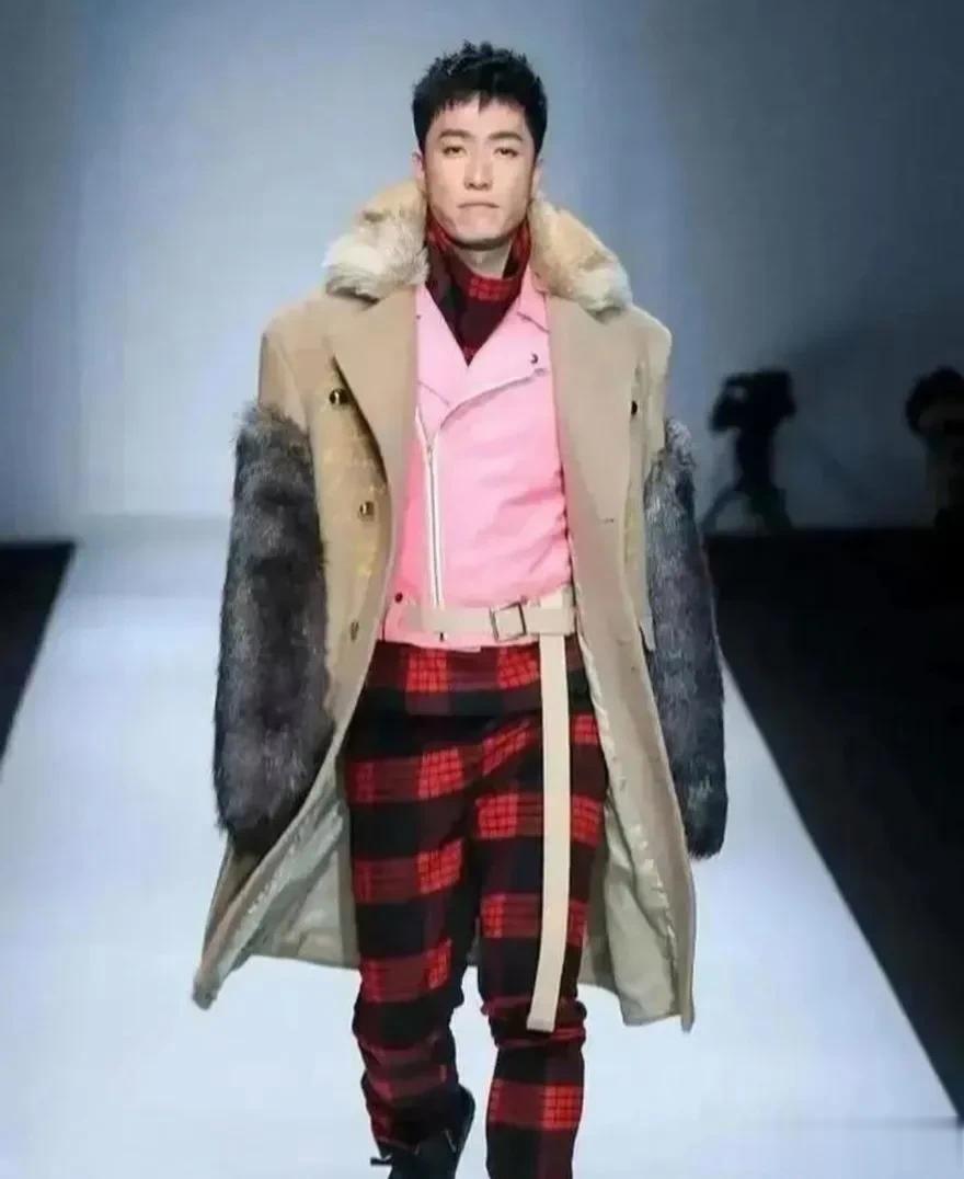 刘翔不光是在田径赛场发光换个平台也一样那样潇洒呀！[大笑][赞]
