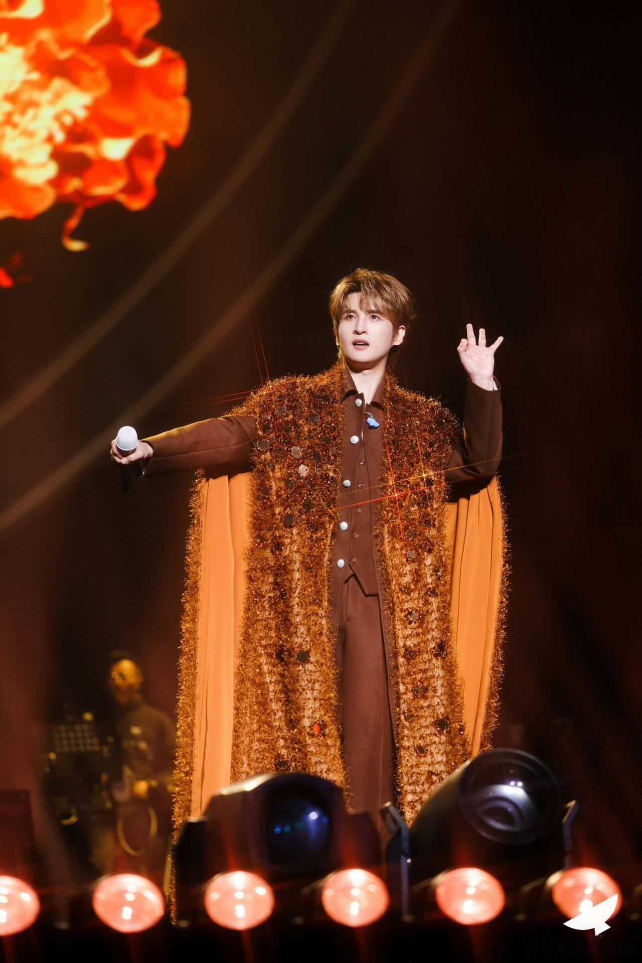 张远唱的换季 张远emo情歌赛道又出神曲了！张远一唱，我就心碎！“也曾默默等待，