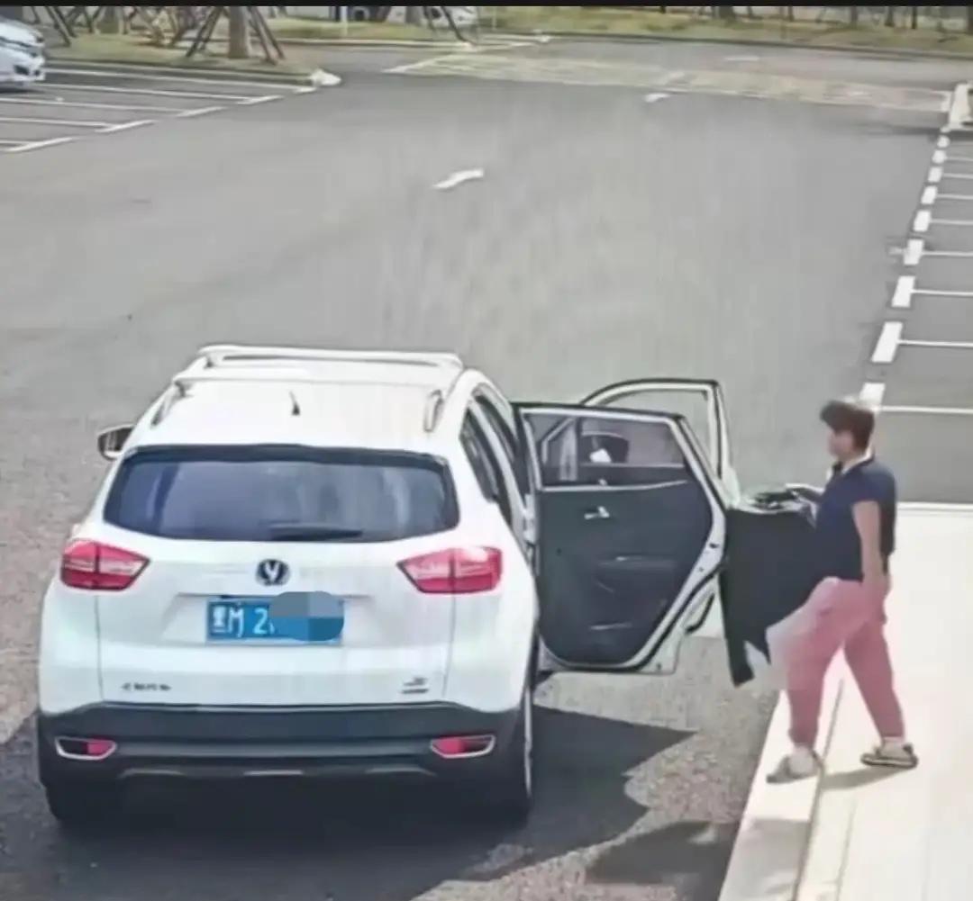 一对男女在广西的公厕，偷走了垃圾桶和扫把，被曝光出来后，网友们一看到车牌，直接就