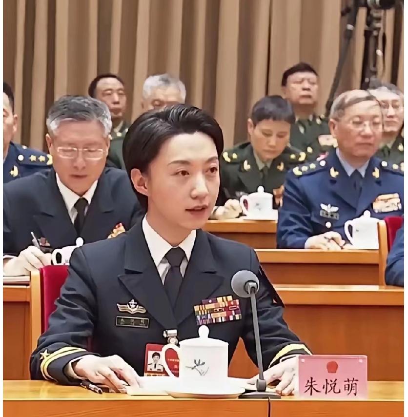 辽宁舰上的女中校教员简直就是英姿飒爽的女中豪杰！就像90后女少校朱悦萌，她身着白