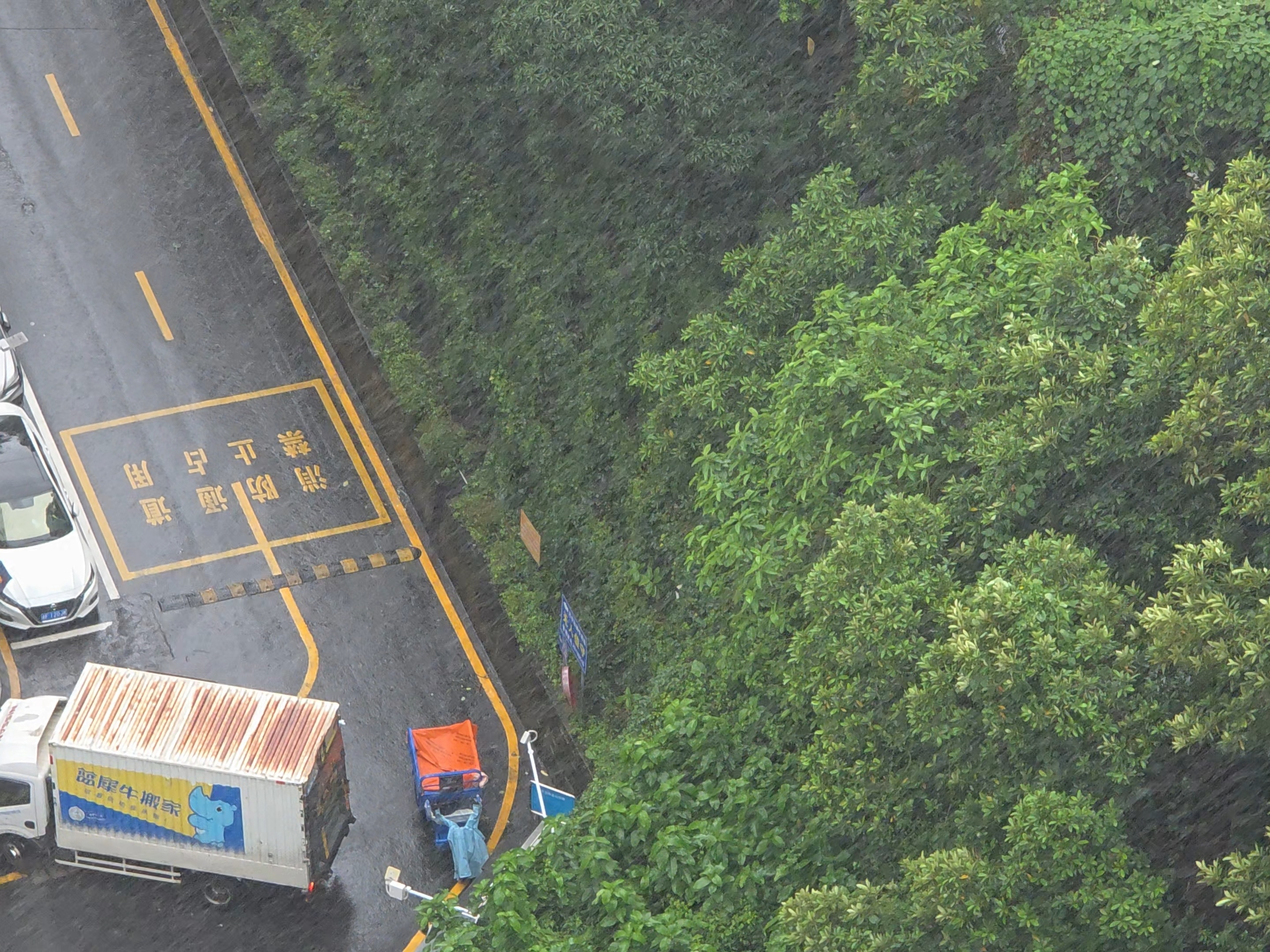 高高的周末，台风来了，大暴雨，没法出去玩了[捂嘴哭][捂嘴哭][捂嘴哭] ​​​