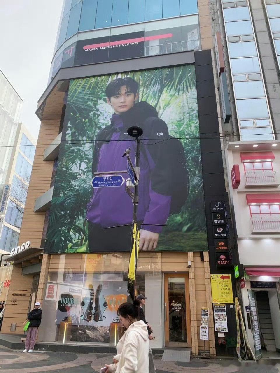 谁能想到金秀贤海报这么快就被换，张元英接棒，这操作太爽了金秀贤首尔街头海报被换成