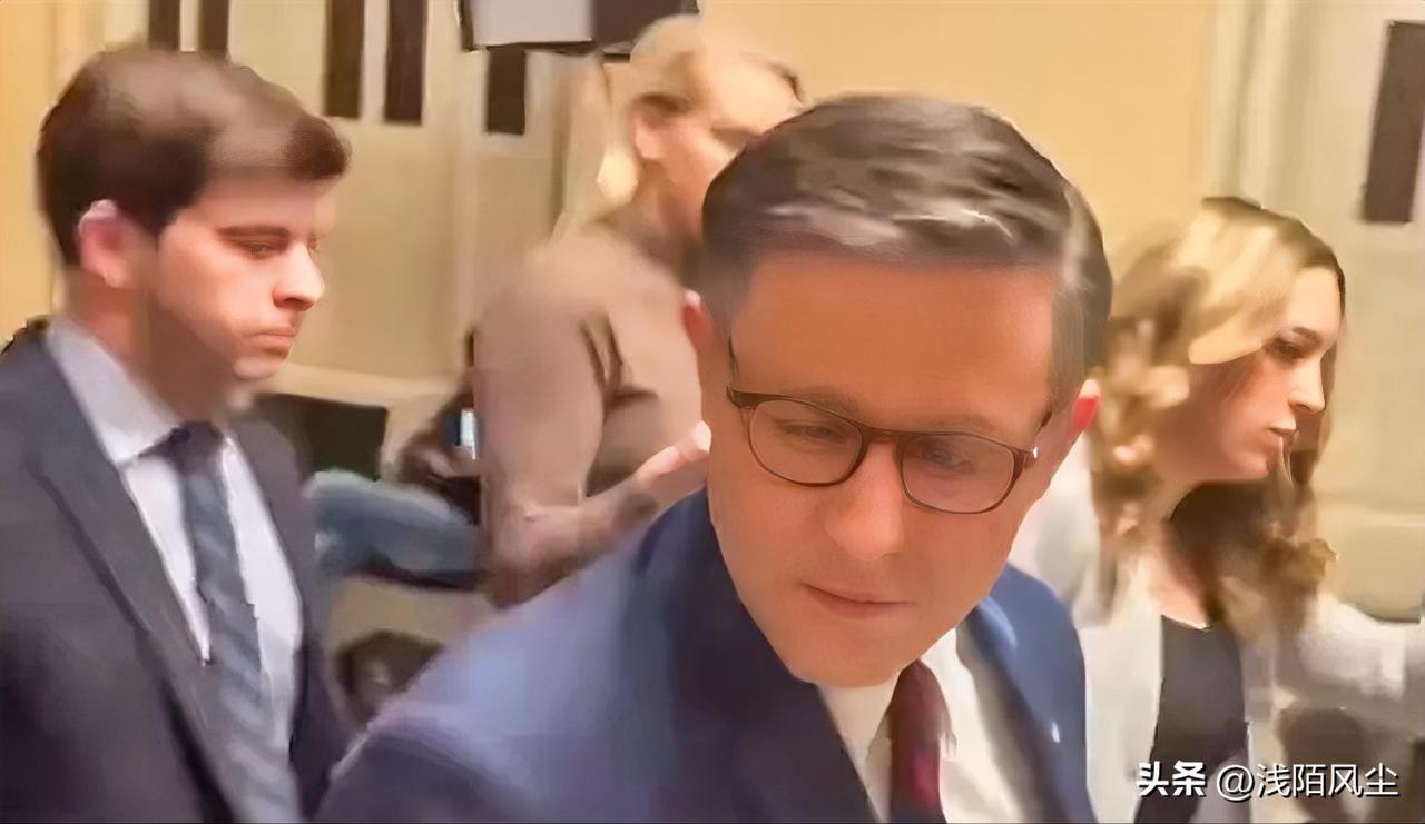 记者:“如果向伊朗派遣美军地面部队，政府是否应该向国会申请批准？”

美国众议院