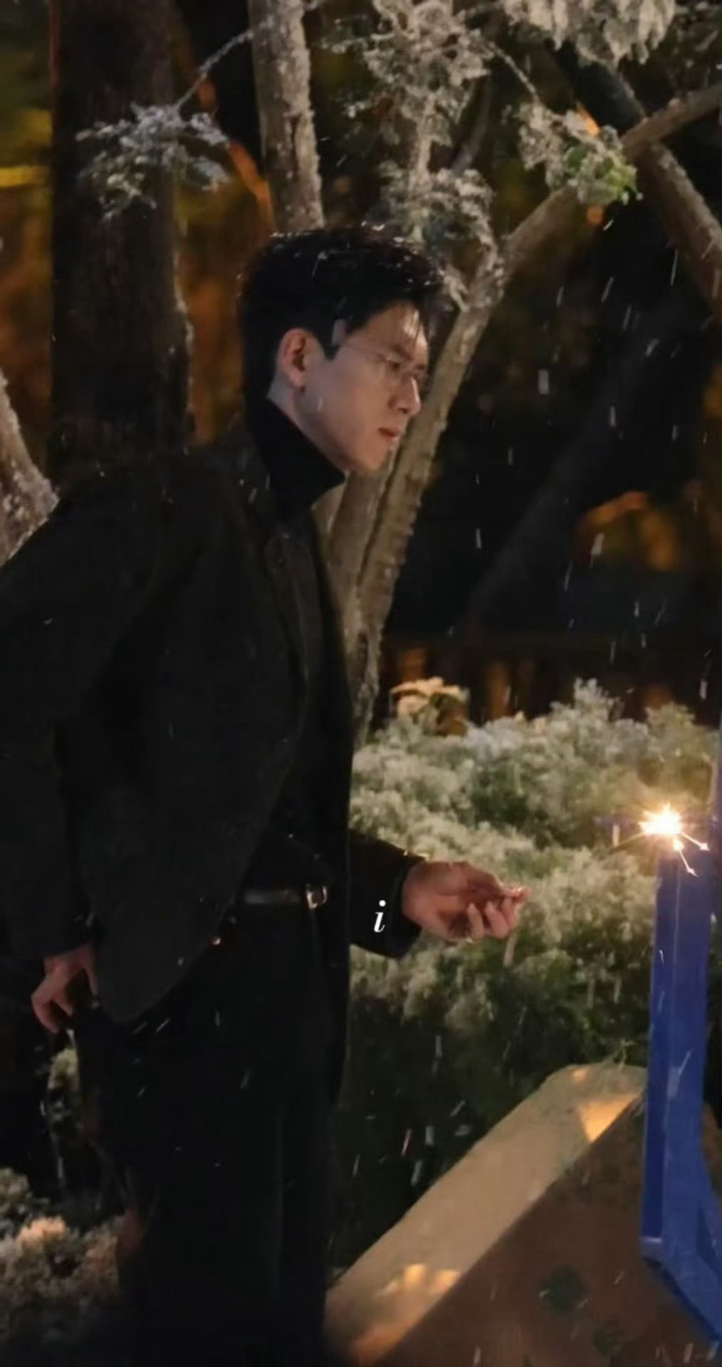 李现《雾里青》雪中放烟花路透隐忍克制的孟弗渊，好会演好有韩剧氛围感，期待孟弗渊李