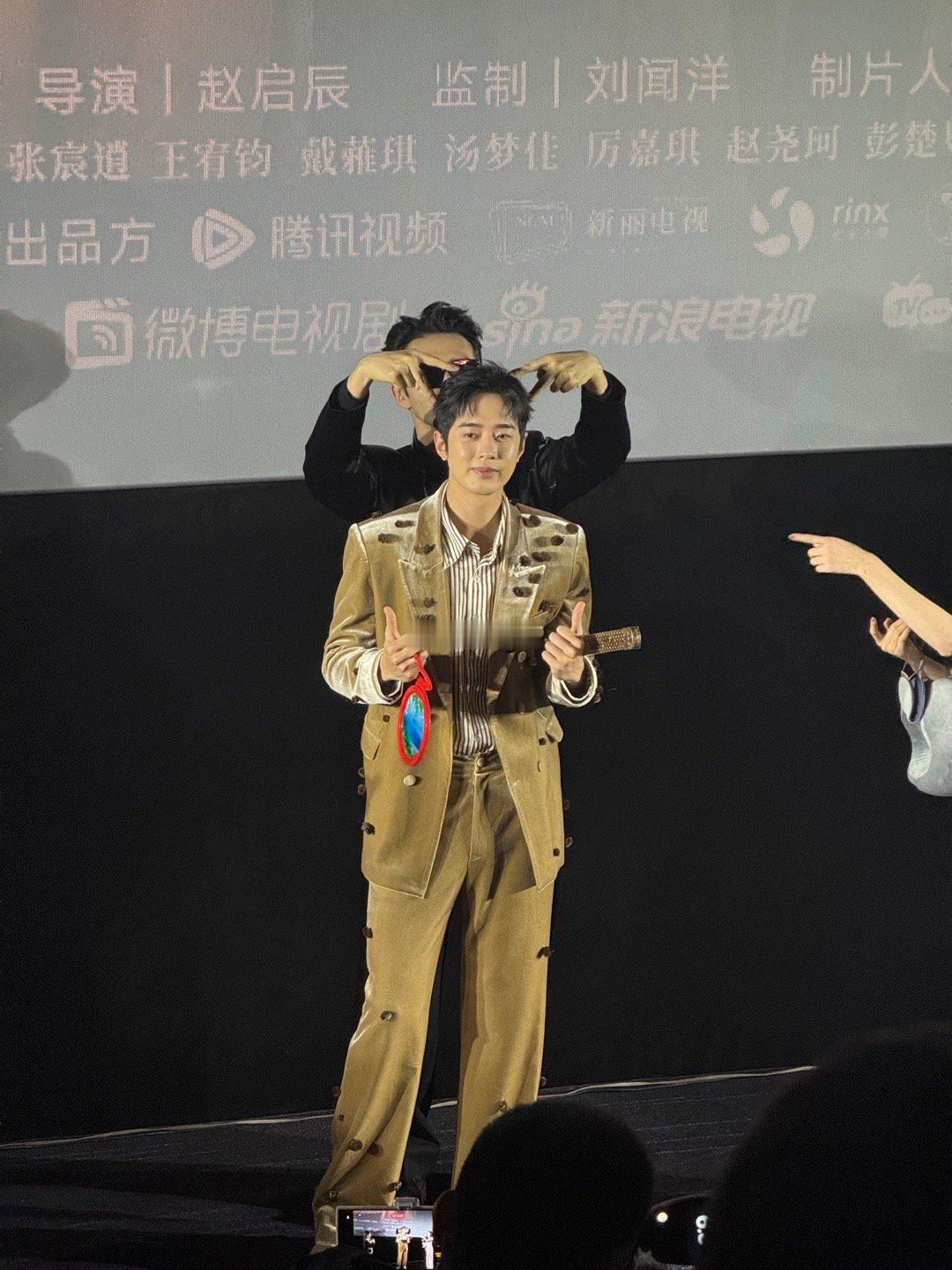 高伟光像是在梁靖康头上开摩托 笑疯！高伟光骑梁靖康头上开摩托，这剧宣操作太有梗，