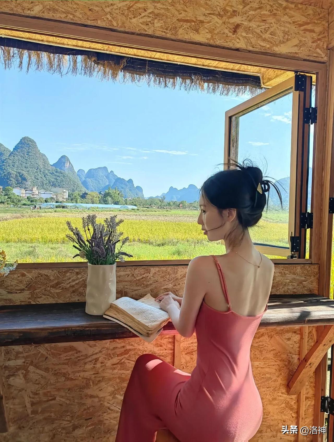 快乐的周末
穿上我漂亮的小裙子
在稻田里的童话树屋 
寻找生活的乐趣
喜欢孤独,