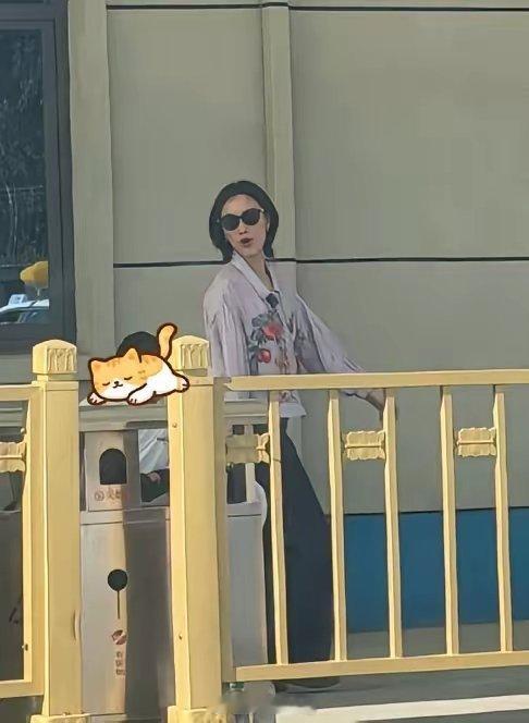 谁能想到倪妮，也在驾校练科目二。 网友在北京驾校偶遇倪妮，来练科目二。上身粉色上
