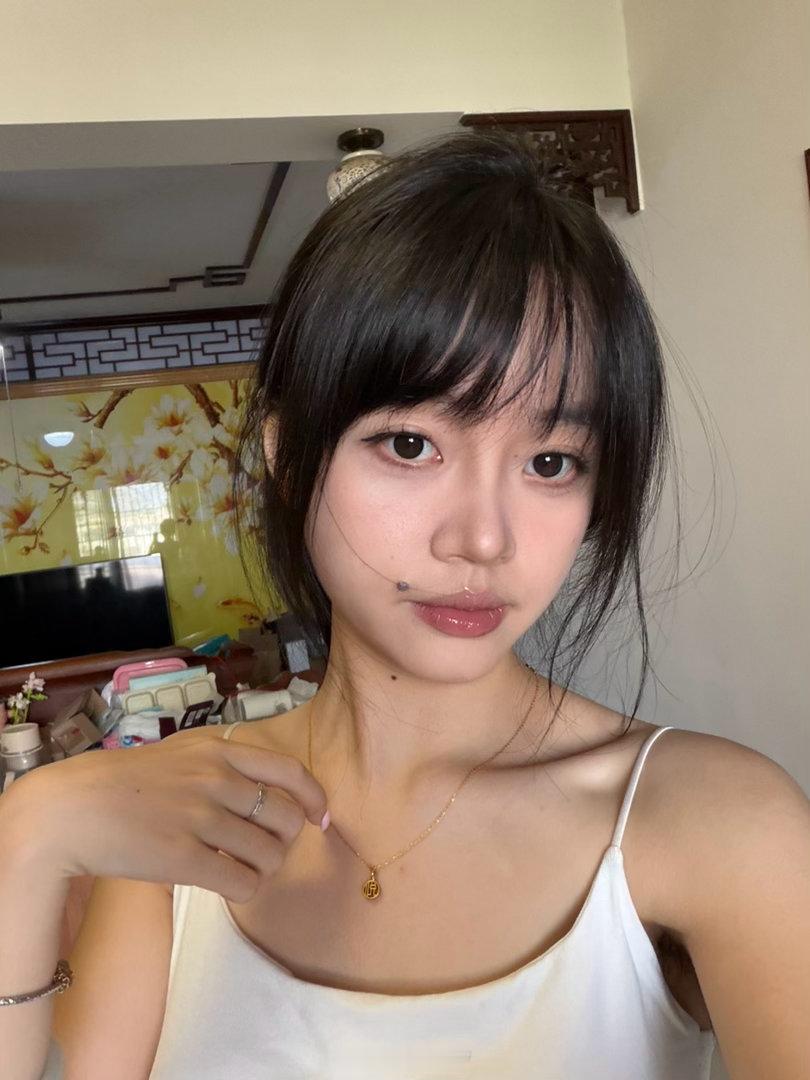 六图展示做蛋糕之前画了一个美美的妆～～～磁吸睫毛真的很不错很不错！！！！已经重度