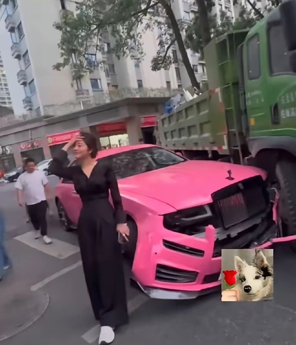 看出来了，这是真正的有钱人，自己的豪车被大货车都撞那样了，美女却面不改色，从容淡