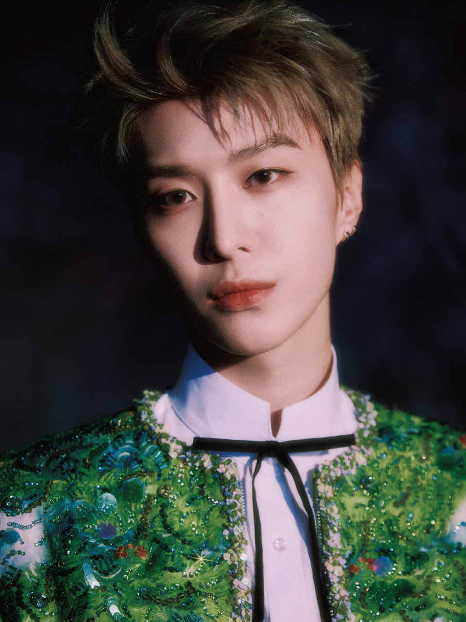 范丞丞黑衣战神打歌版 黑衣加身自带高光，舞台上的他像蓄满能量的猎豹，每个动作都带