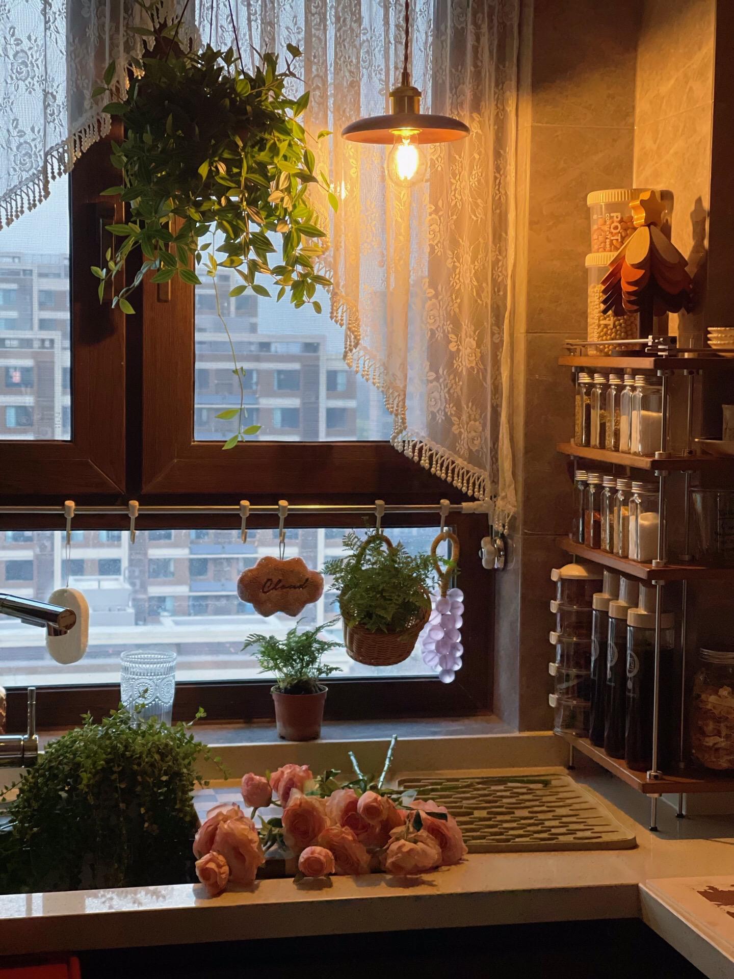 喜欢傍晚🌆开灯的厨房。暖调的灯光，让厨房有生活气息 好喜欢这种暖色调