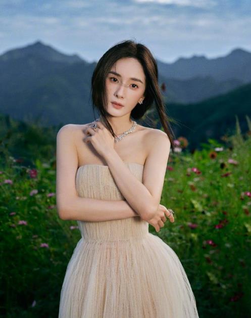 杨幂39了 85四花年龄最大的杨幂今天生日后就正式进入39周岁的年龄。工作室晒出