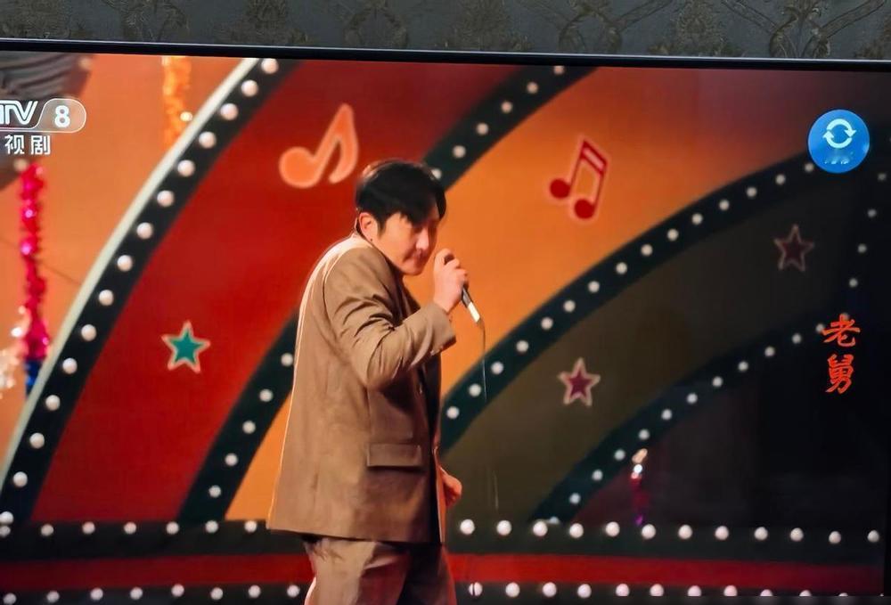 他下岗那天下班，故意把工厂大门锁得特别响。
那声响是给自己的交代。
然后他蹲在街