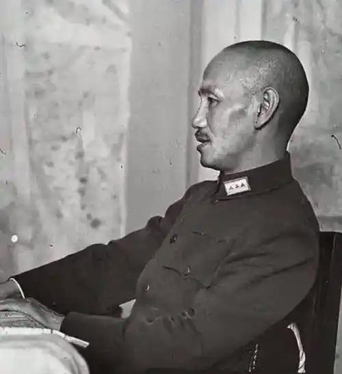 【蒋介石留给中国的祸患】
        （一）蒋介石给中国留下诸多祸患。192