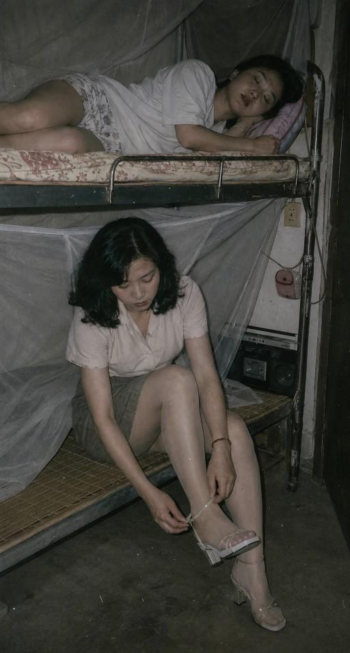 90年代的集体女工宿舍，上下铁架床，蚊帐半掩。工厂三班倒的日子刚换下沾着机油的工