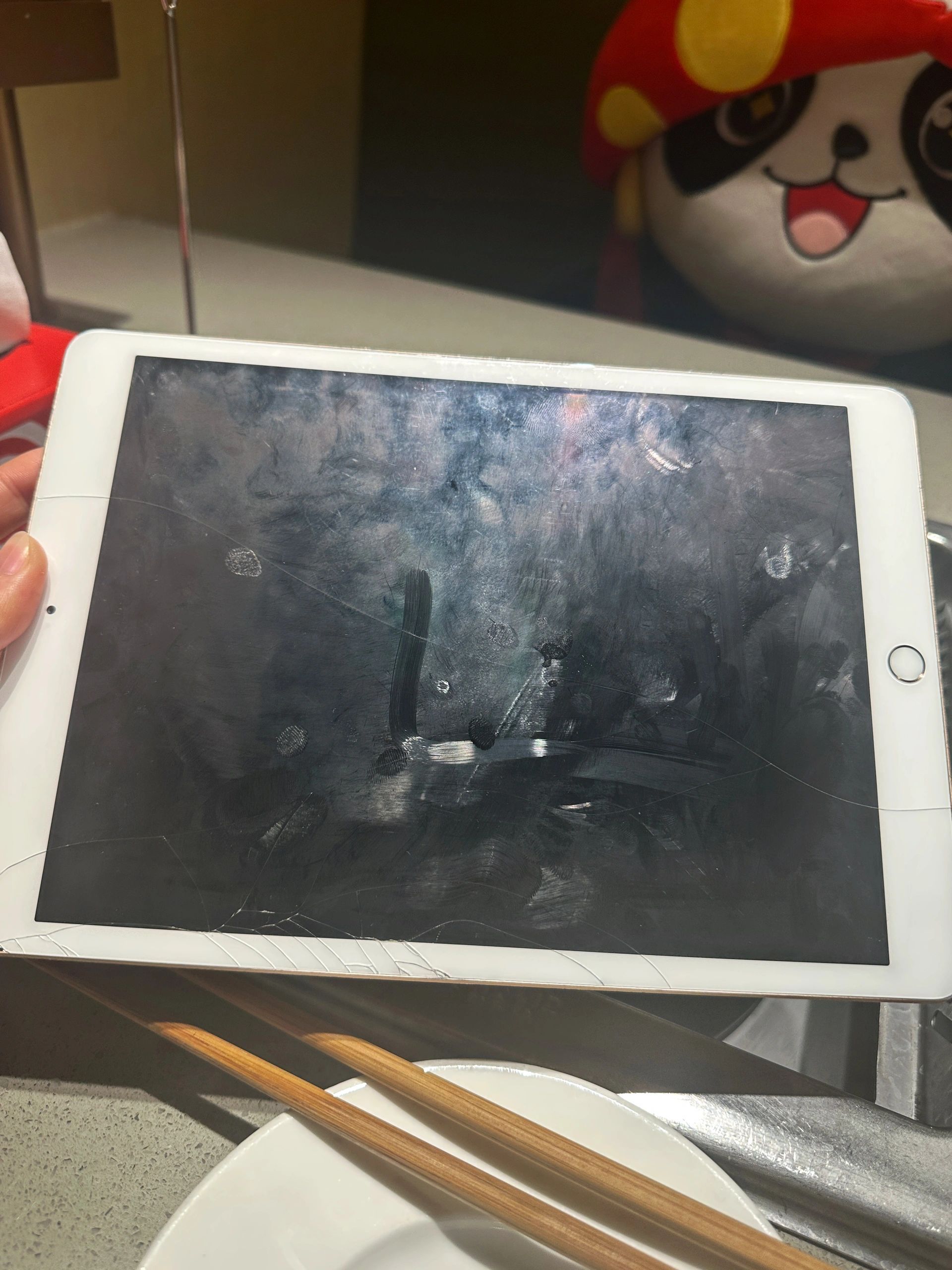 把海底捞的iPad屏幕摔坏了，要赔吗？ 