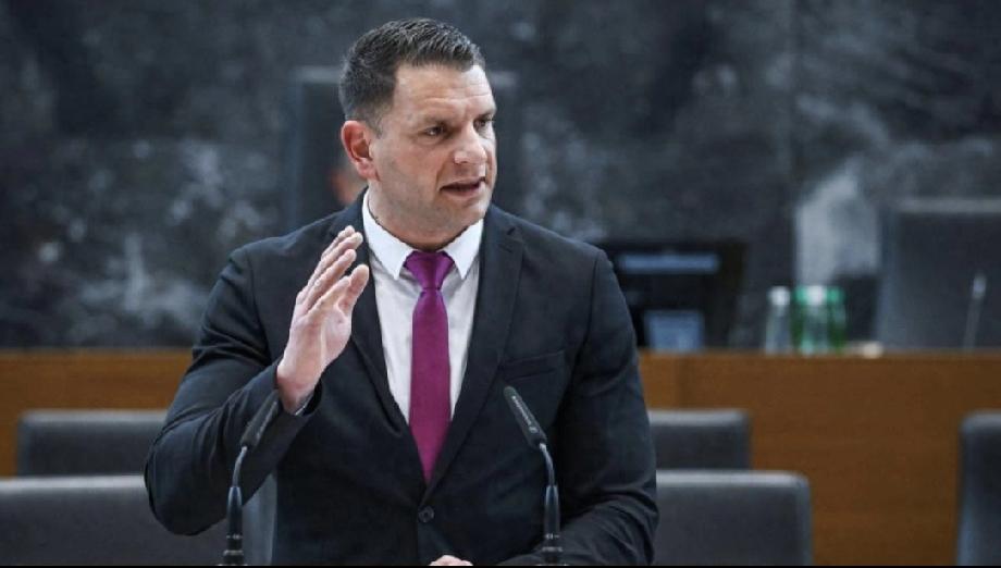 第一个退出北约的国家出现了？
 
自1949年北约成立77年来，这个西方最大军事