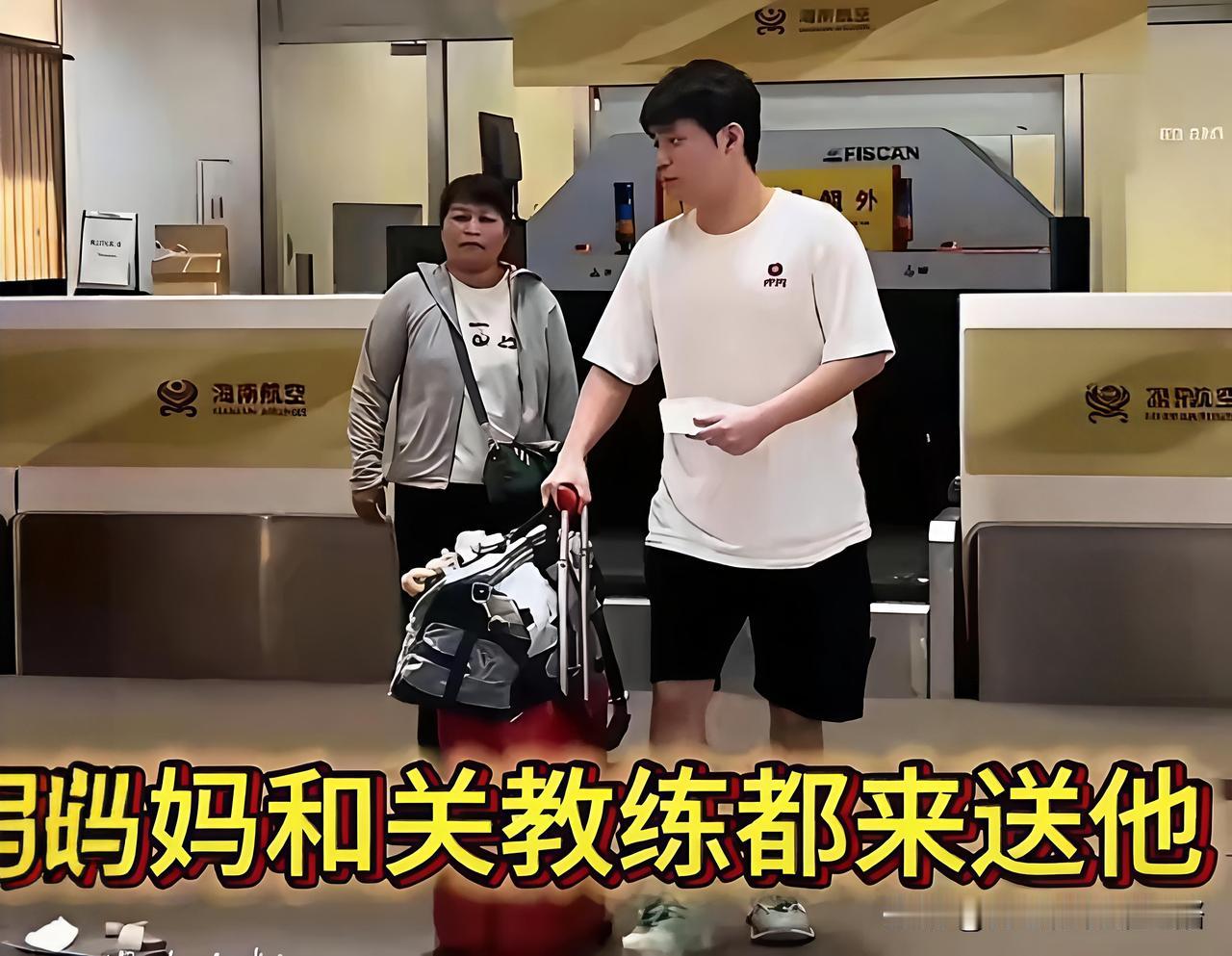 可怜天下父母心，林诗栋妈妈又来送儿子了。
之前石头妈妈都很低调，很少出现在公众场