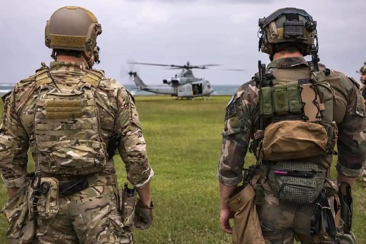 美伊对峙愈演愈烈，美军接连抛出登陆夺岛、空降抢核两大激进作战方案，看似气势汹汹，