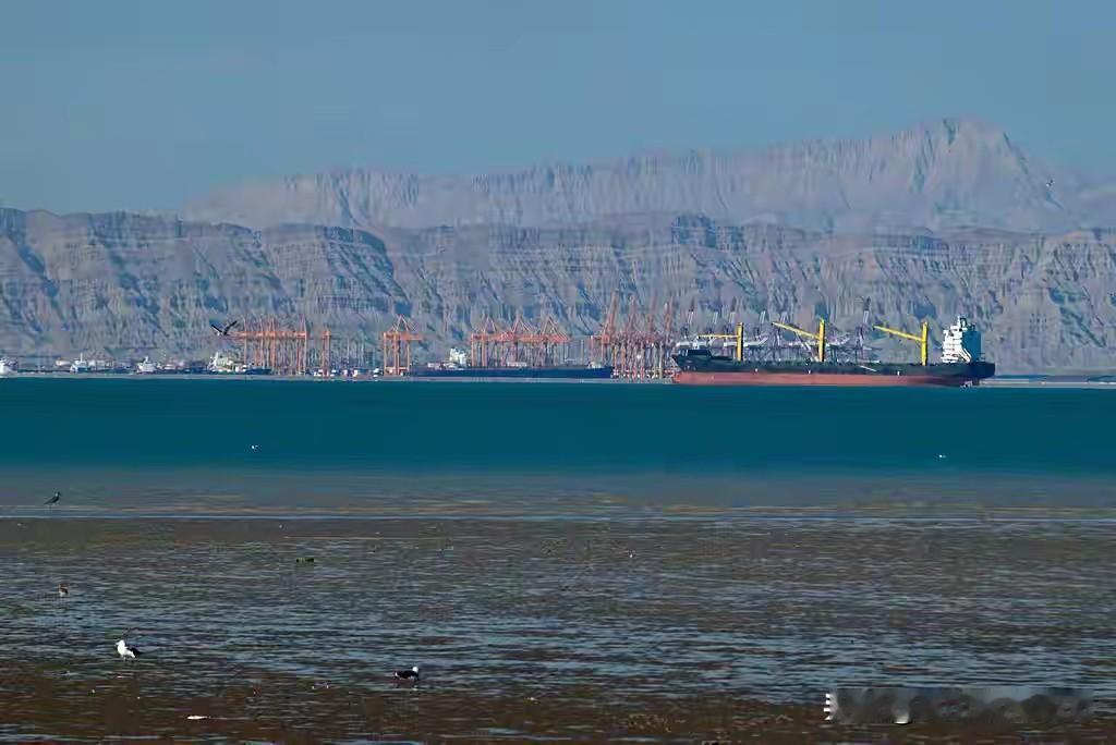 伊朗战争真的要就此结束了。被美国制裁的油轮顺利通过霍尔木兹海峡，其中包括多艘伊朗