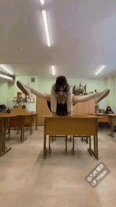 做她的同学太幸福了，时不时就在教室秀一把！
这位学妹好厉害！臂力太强了，全班同学