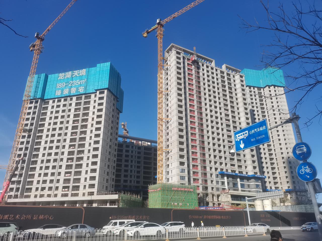 龙湖在人民西路上的这个项目有的都封顶了，这个龙湖天镜，后续还有一个地块。
龙湖在