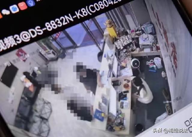 浙江杭州，一男两女来到一家酒店开房，正常办理入住之后，大概8分钟之后，三个人就出