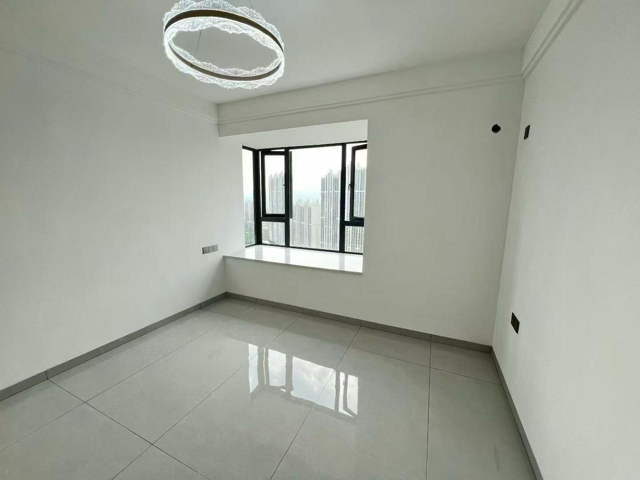 刷朋友圈看到朋友开始卖房了，当时劝他的时候说坚决别买。虽然说是学区房，地理位置非