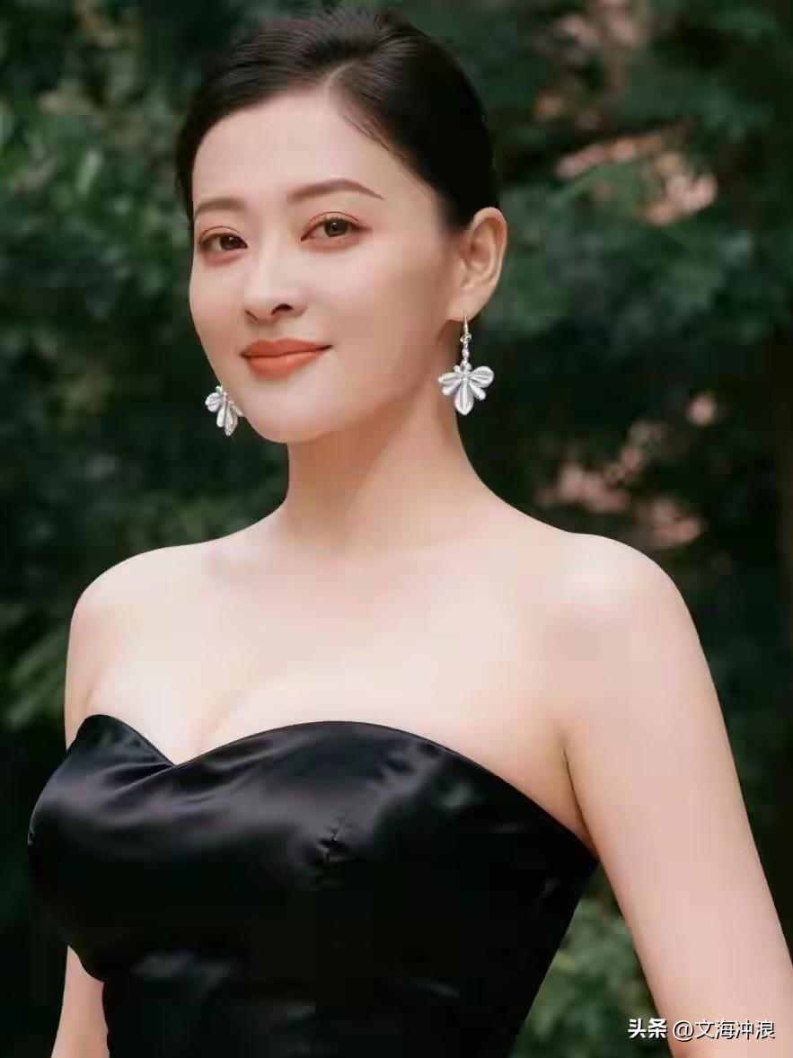 中国诗人为演员梅婷写的一首“接龙诗”！

梅花盛开清香浓
浓香不及梅婷情
情伴飞