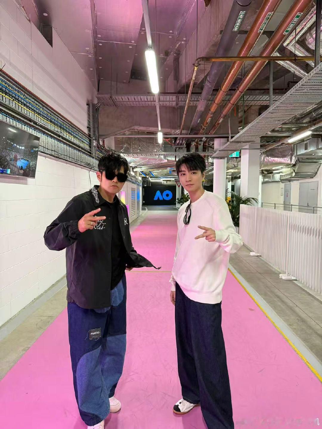 王俊凯压不下去的嘴角王俊凯与周杰伦合照的嘴角 王俊凯压不下去的嘴角 