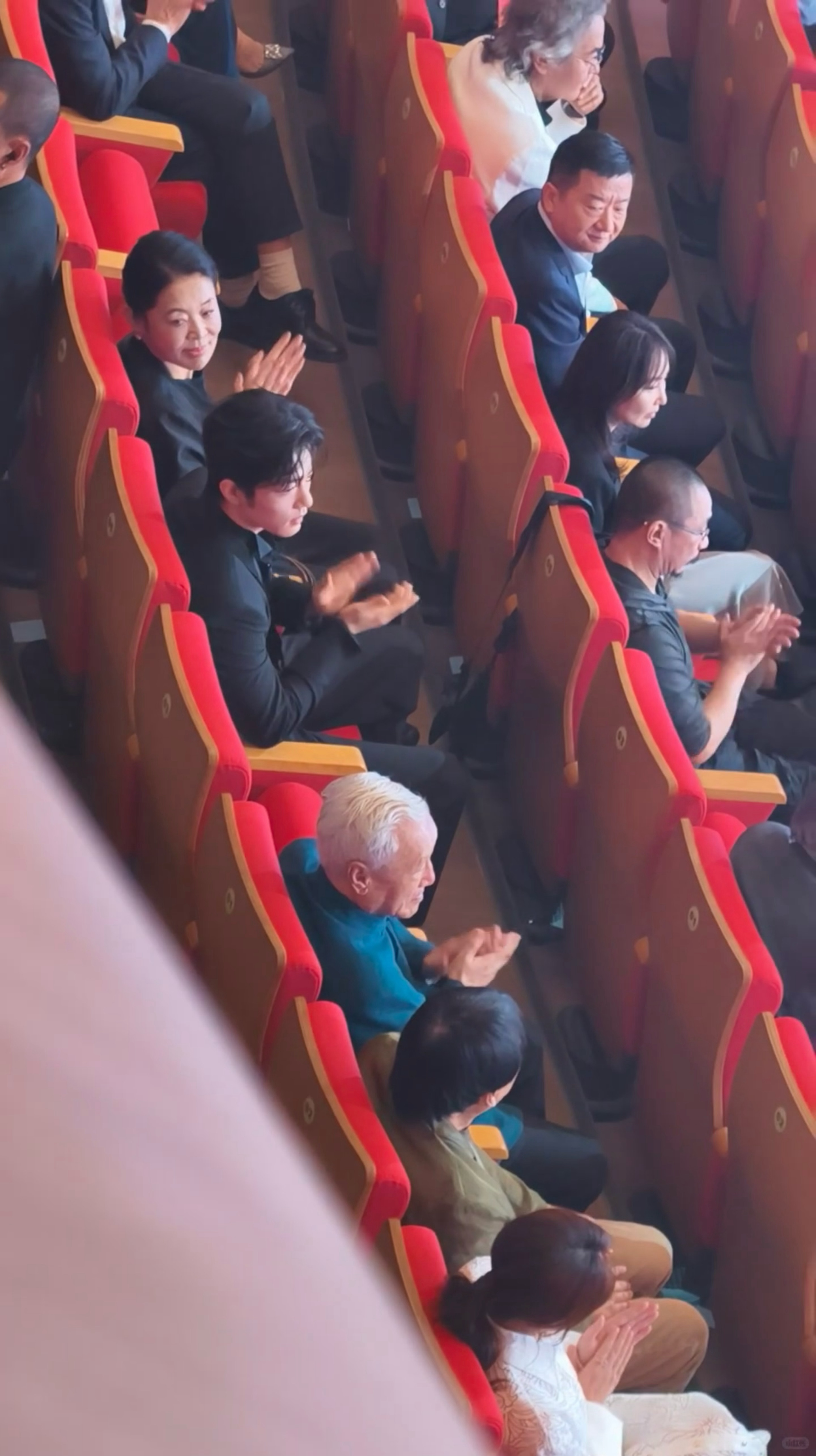 这样刁钻角度帅的如此突出，肖战颜值太牛了 